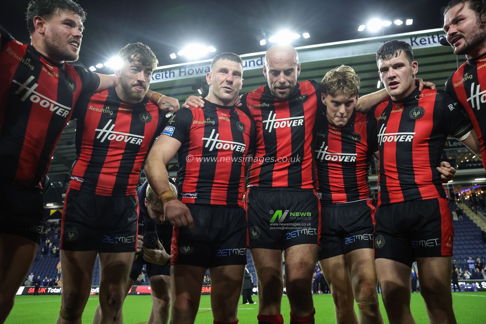 George Williams of Warrington Wolves and his teammates hold a team huddle after reaching the Grand Final during the Betfred Super League Play-off Semi-Final match Leeds Rhinos vs Warrington Wolves at AMT Headingley Stadium, Leeds, United Kingdom on 25 September 2026

(Photo by Mark Cosgrove/News Images)