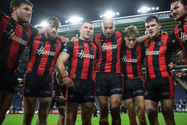 George Williams of Warrington Wolves and his teammates hold a team huddle after reaching the Grand Final during the Betfred Super League Play-off Semi-Final match Leeds Rhinos vs Warrington Wolves at AMT Headingley Stadium, Leeds, United Kingdom on 25 September 2026

(Photo by Mark Cosgrove/News Images)