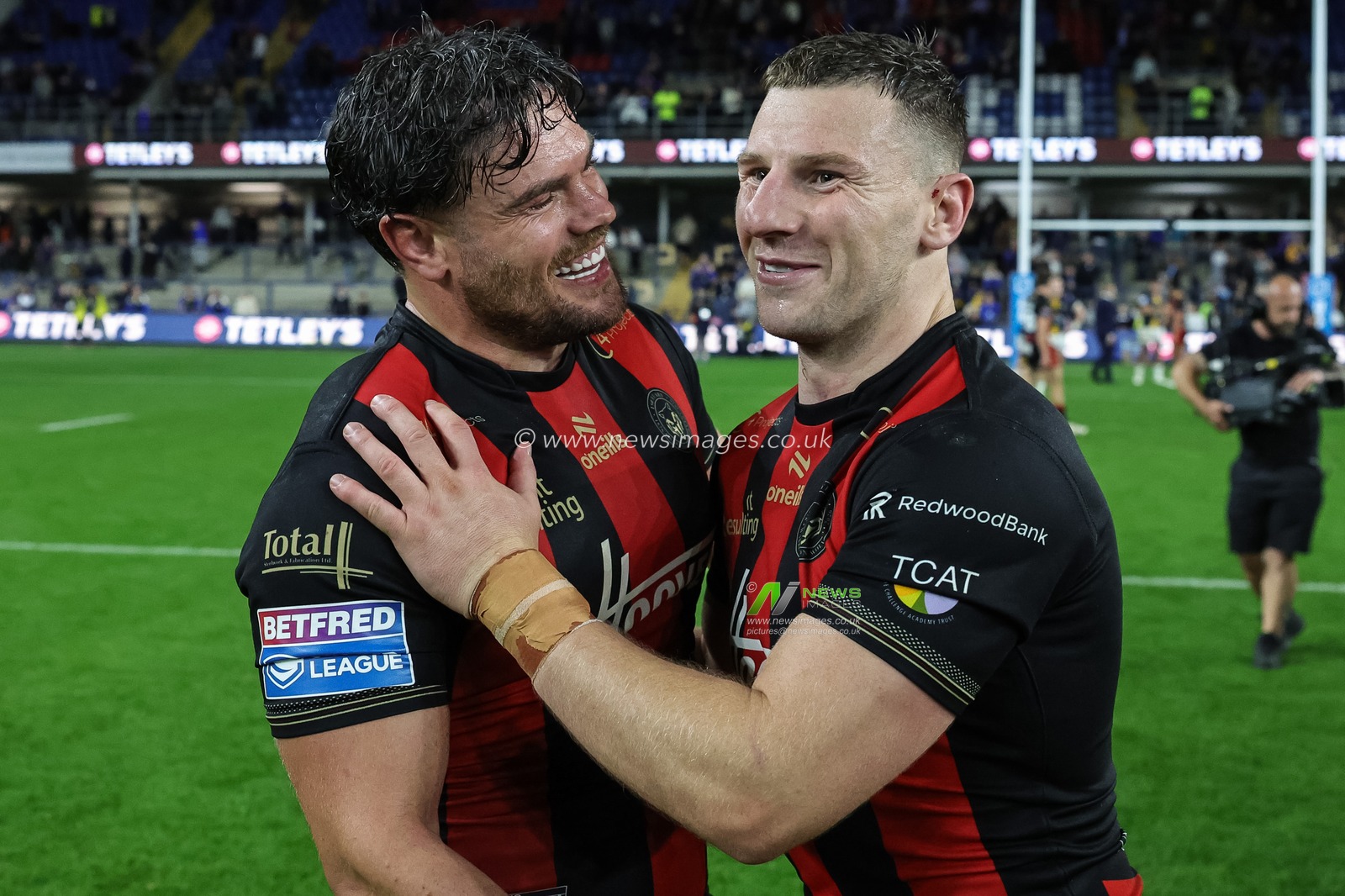 Joe Philbin of Warrington Wolves and George Williams of Warrington Wolves celebrate the win during the Betfred Super League Play-off Semi-Final match Leeds Rhinos vs Warrington Wolves at AMT Headingley Stadium, Leeds, United Kingdom on 25 September 2026

(Photo by Mark Cosgrove/News Images)