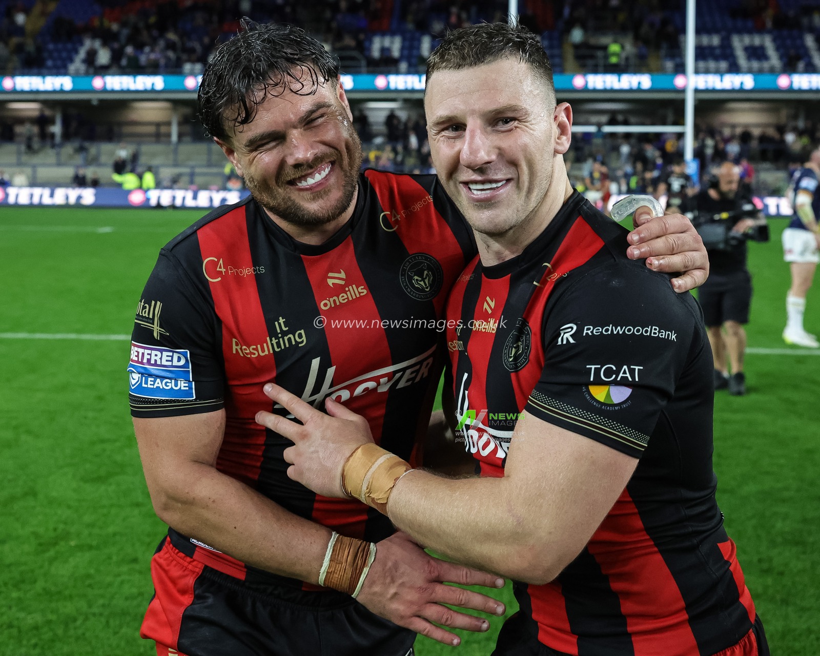 Joe Philbin of Warrington Wolves and George Williams of Warrington Wolves celebrate the win during the Betfred Super League Play-off Semi-Final match Leeds Rhinos vs Warrington Wolves at AMT Headingley Stadium, Leeds, United Kingdom on 25 September 2026

(Photo by Mark Cosgrove/News Images)