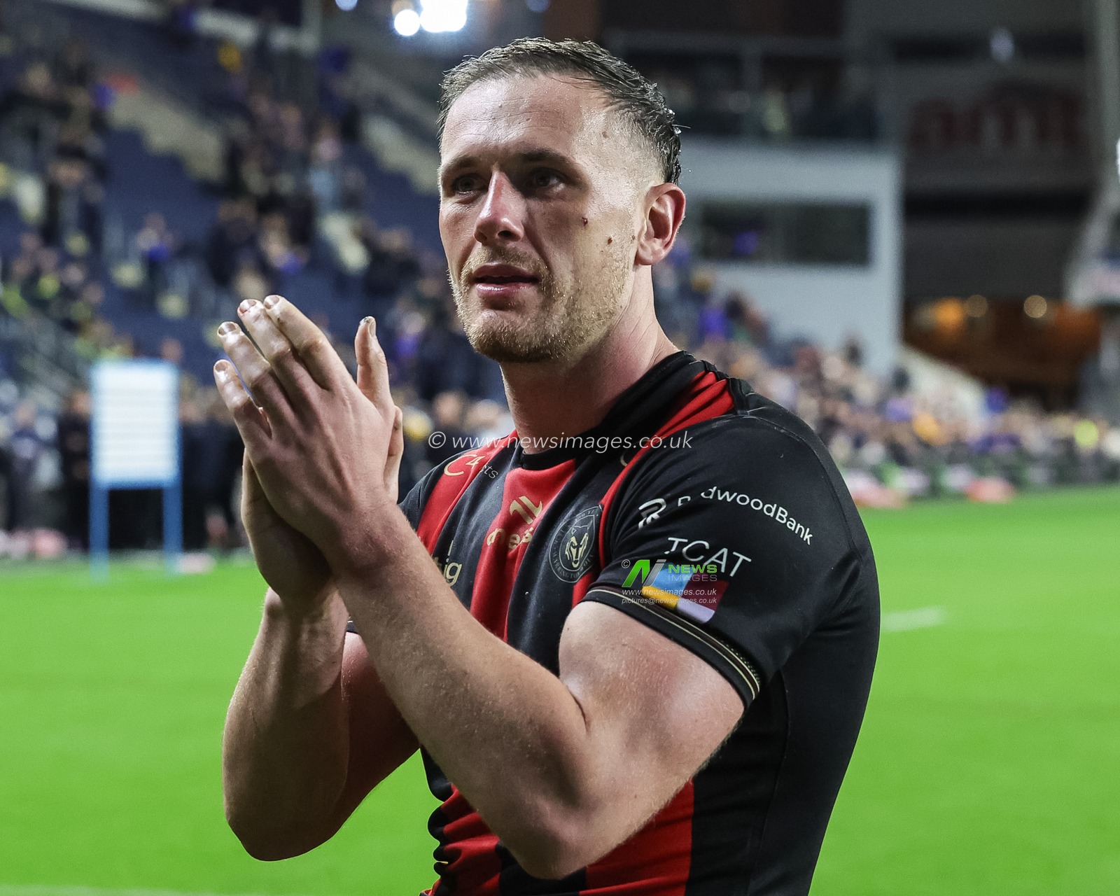 Ben Currie of Warrington Wolves applauds the fans during the Betfred Super League Play-off Semi-Final match Leeds Rhinos vs Warrington Wolves at AMT Headingley Stadium, Leeds, United Kingdom on 25 September 2026

(Photo by Mark Cosgrove/News Images)