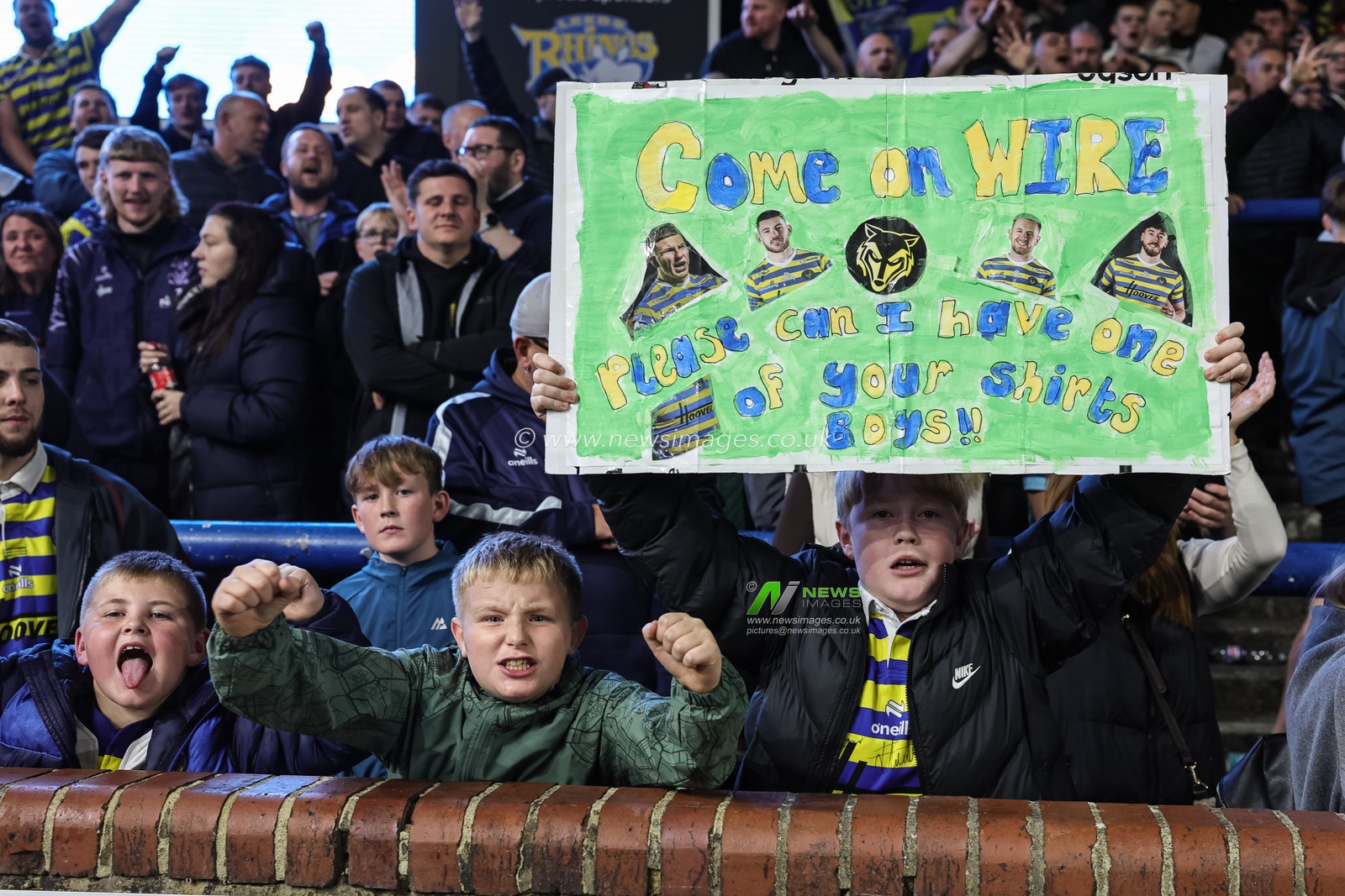Warrington fans celebrate the win as they book their place in the final at Old Trafford during the Betfred Super League Play-off Semi-Final match Leeds Rhinos vs Warrington Wolves at AMT Headingley Stadium, Leeds, United Kingdom on 25 September 2026

(Photo by Mark Cosgrove/News Images)