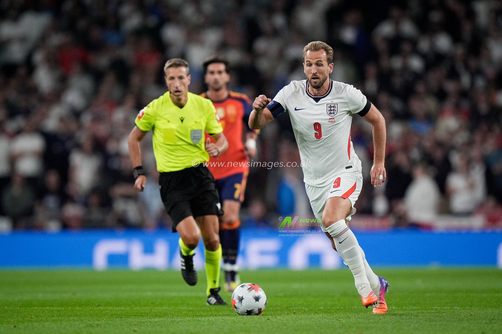 Harry Kane of England makes a run with the ball  during the UEFA Nations League match England vs Spain at Wembley Stadium, London, United Kingdom on 26 September 2026

(Photo by Maynard Manyowa/News Images)