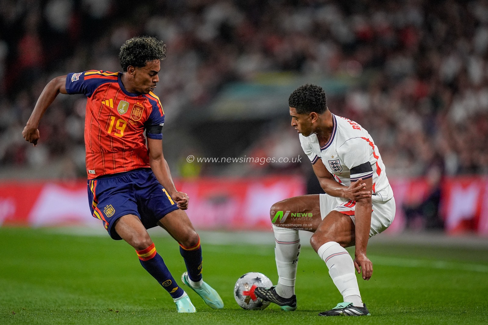 Jude Bellingham of England is marked by Lamine Yamal of Spain during the UEFA Nations League match England vs Spain at Wembley Stadium, London, United Kingdom on 26 September 2026

(Photo by Maynard Manyowa/News Images)