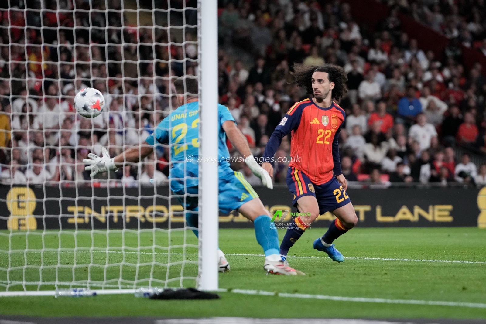 Harry Kane of England scores to make it  2-1 pas Spain goalkeeper Unai Simón and Marc Cucurella of Spain during the UEFA Nations League match England vs Spain at Wembley Stadium, London, United Kingdom on 26 September 2026

(Photo by Maynard Manyowa/News Images)