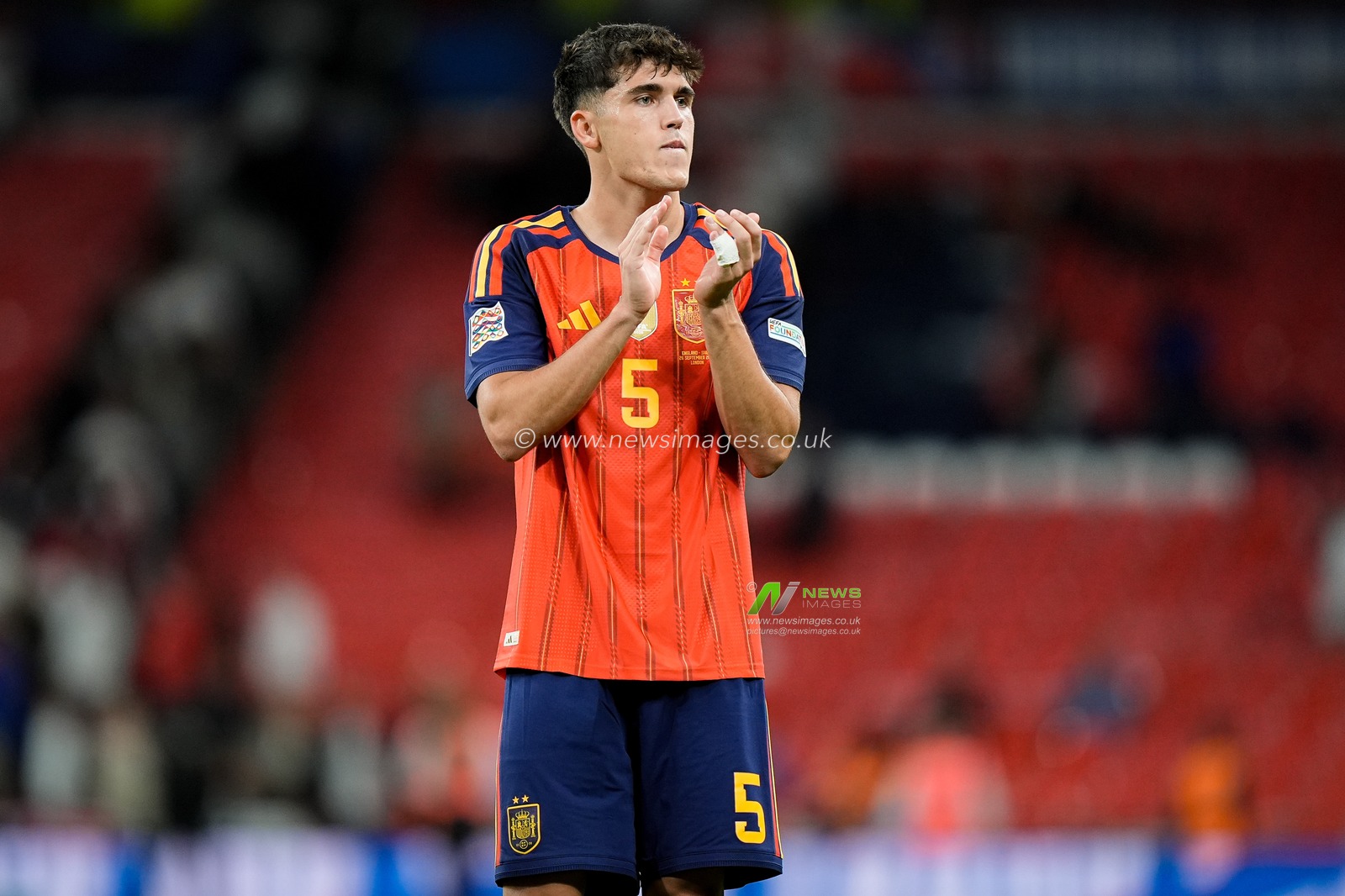 Pau Cubarsí of Spain applauds the fans after the final whistle  during the UEFA Nations League match England vs Spain at Wembley Stadium, London, United Kingdom on 26 September 2026

(Photo by Maynard Manyowa/News Images)