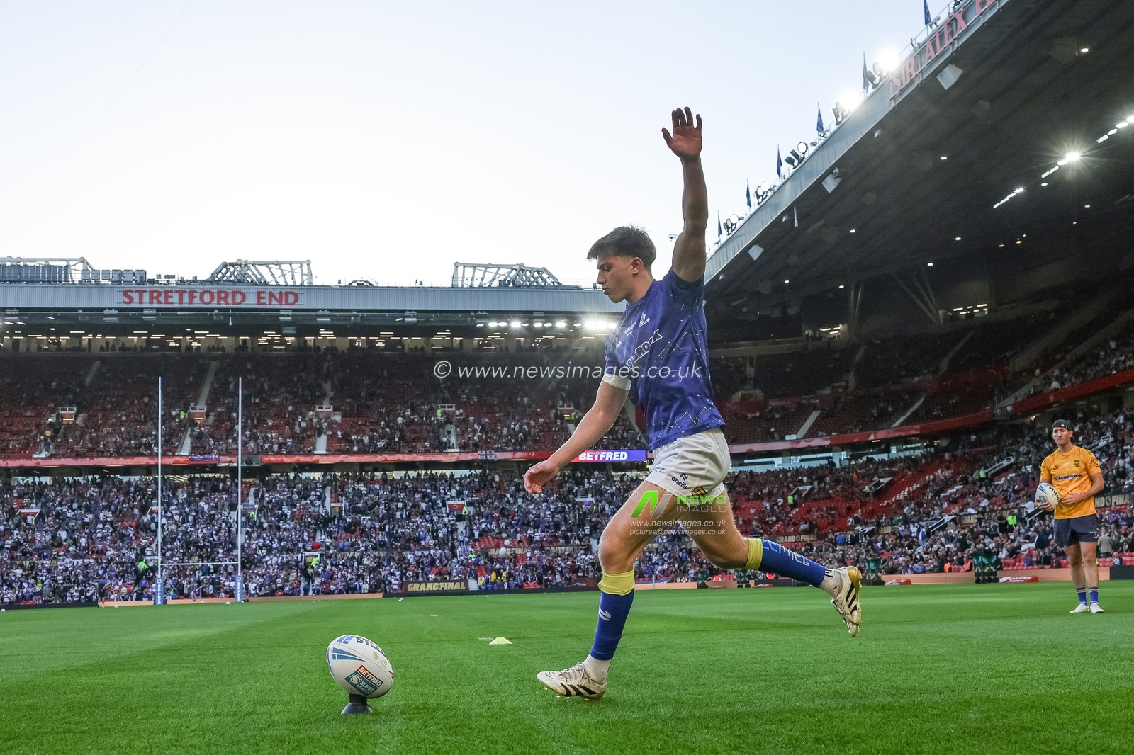 Ewan Irwin of Warrington Wolves in the pre-game warm up during the Betfred Super League Grand Final match Warrington Wolves vs Wakefield Trinity at Old Trafford, Manchester, United Kingdom on 03 October 2026

(Photo by Mark Cosgrove/News Images)