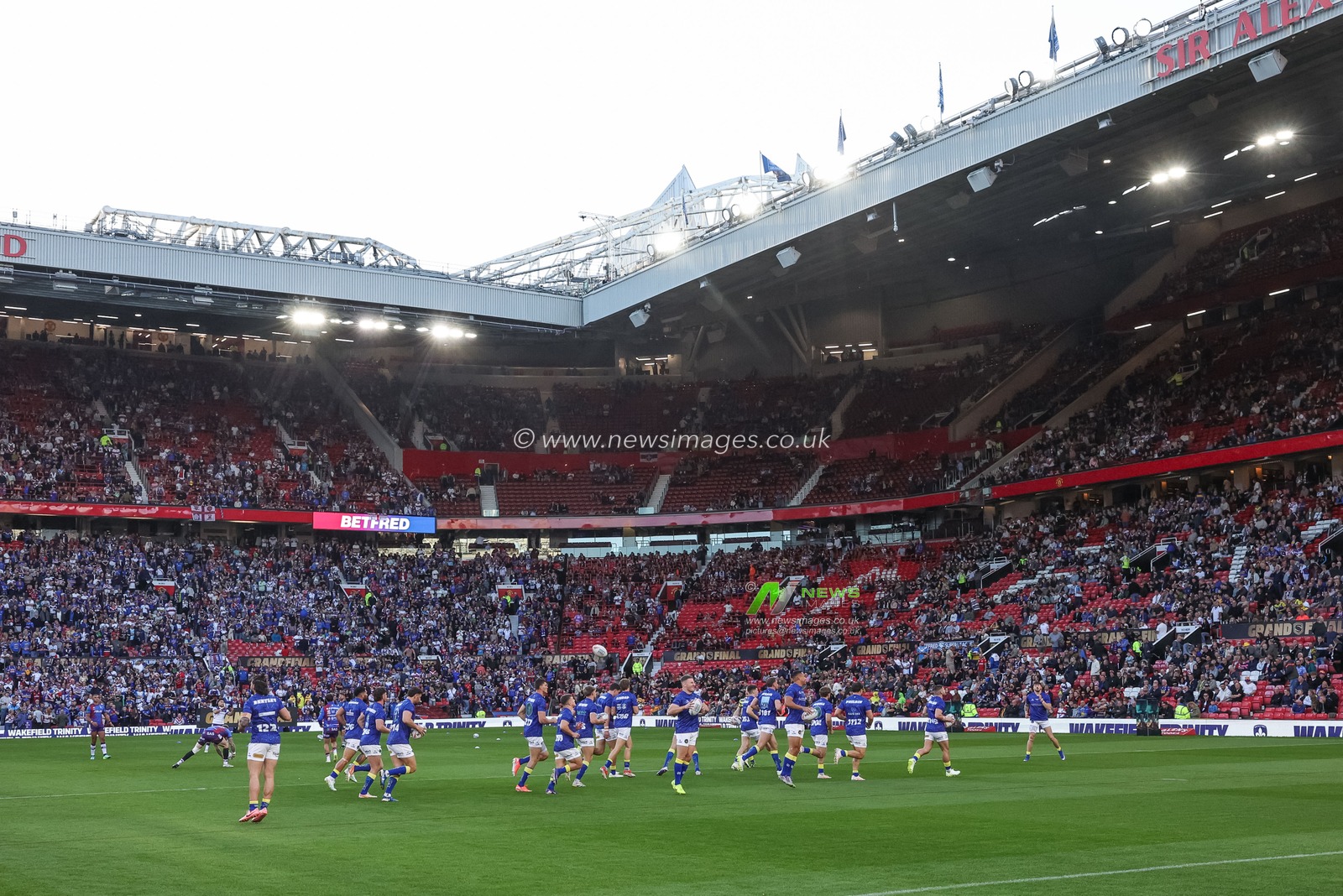 Warrington players in the pre-game warm up during the Betfred Super League Grand Final match Warrington Wolves vs Wakefield Trinity at Old Trafford, Manchester, United Kingdom on 03 October 2026

(Photo by Mark Cosgrove/News Images)