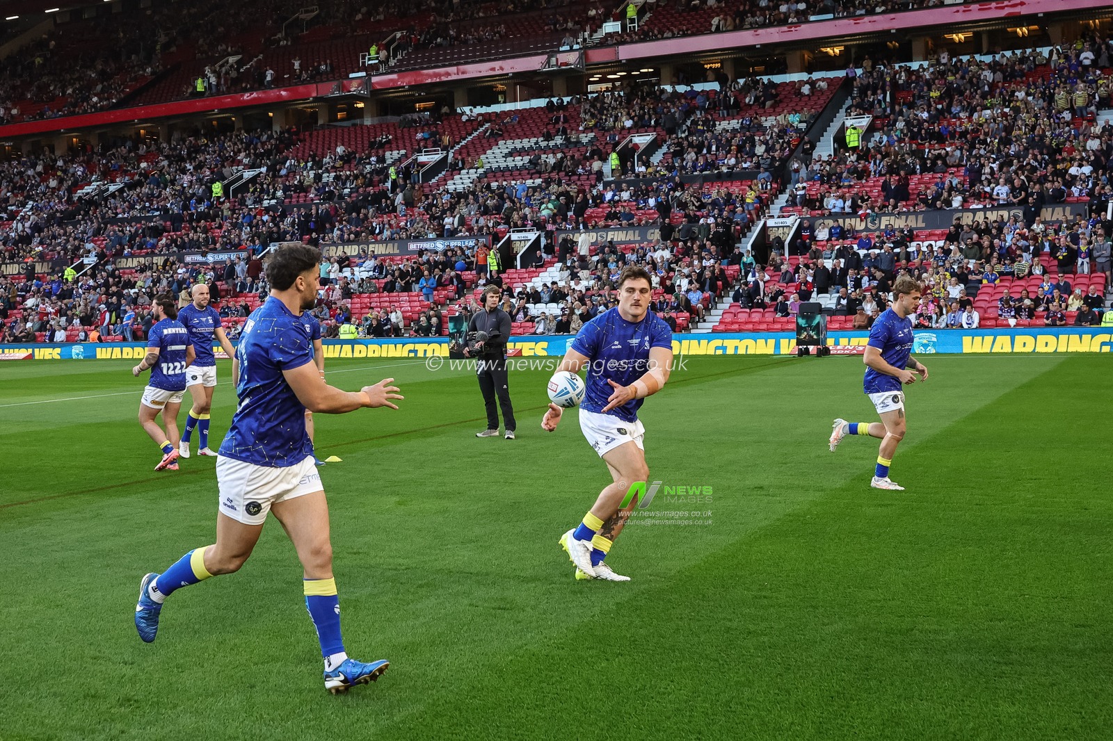 Liam Byrne of Warrington Wolves in the pre-game warm up during the Betfred Super League Grand Final match Warrington Wolves vs Wakefield Trinity at Old Trafford, Manchester, United Kingdom on 03 October 2026

(Photo by Mark Cosgrove/News Images)