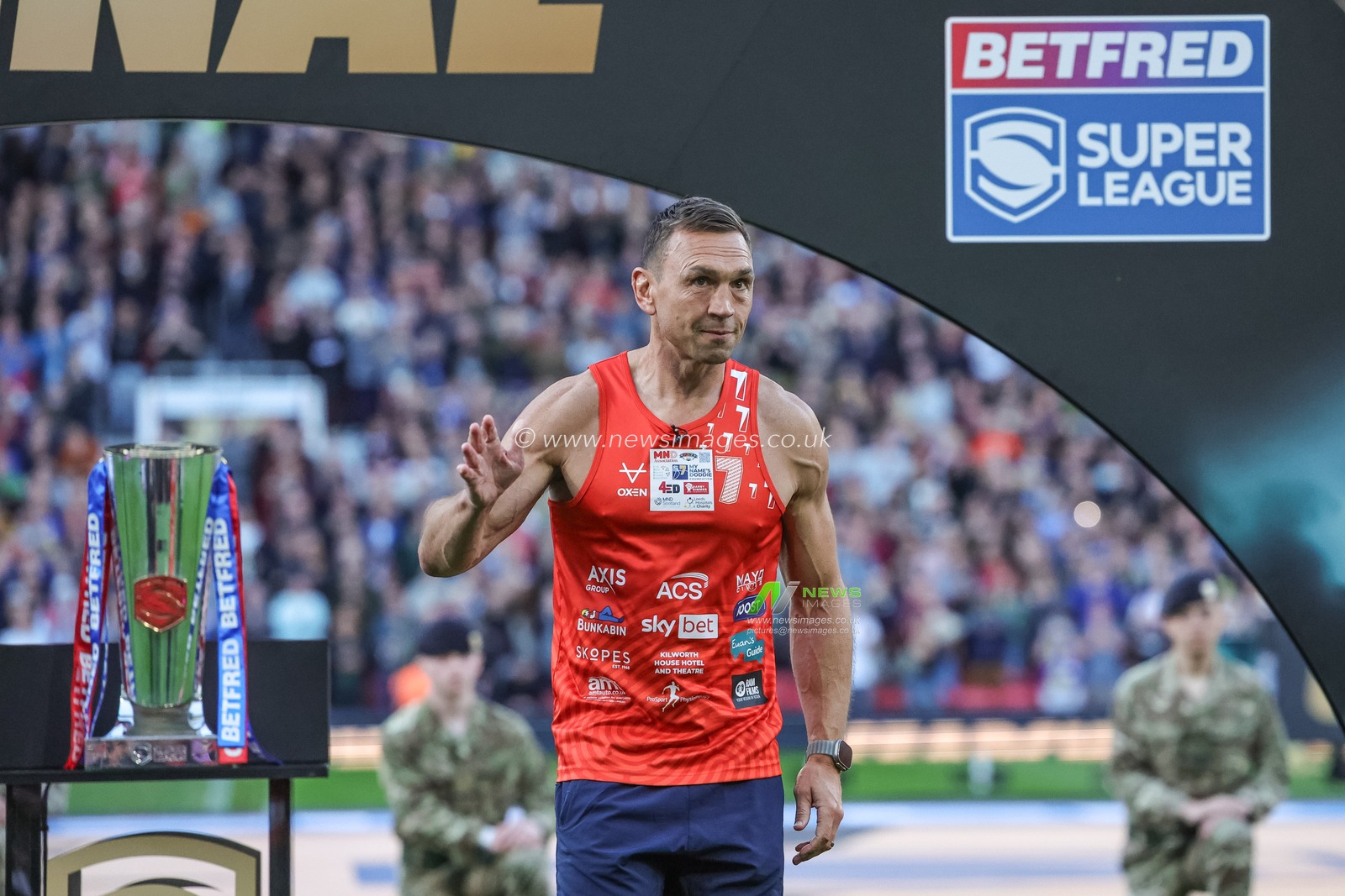 Sir Kevin Sinfield delivers the Grand Final Trophy after running his 7 in 7 marathon during the Betfred Super League Grand Final match Warrington Wolves vs Wakefield Trinity at Old Trafford, Manchester, United Kingdom on 03 October 2026

(Photo by Mark Cosgrove/News Images)