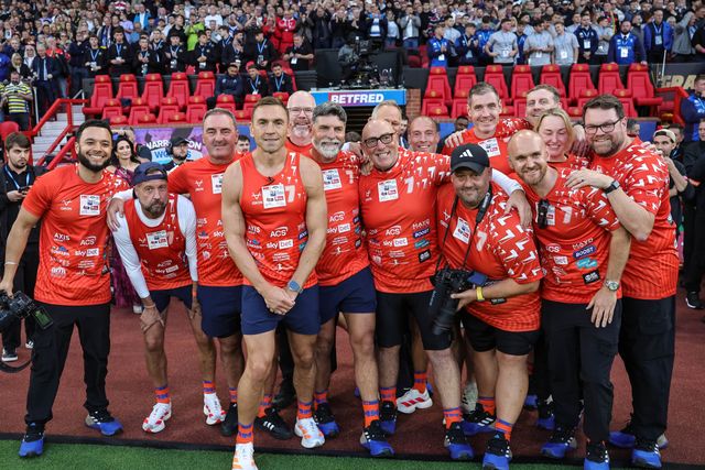Sir Kevin Sinfield and his team after running his 7 in 7 marathon during the Betfred Super League Grand Final match Warrington Wolves vs Wakefield Trinity at Old Trafford, Manchester, United Kingdom on 03 October 2026

(Photo by Mark Cosgrove/News Images)