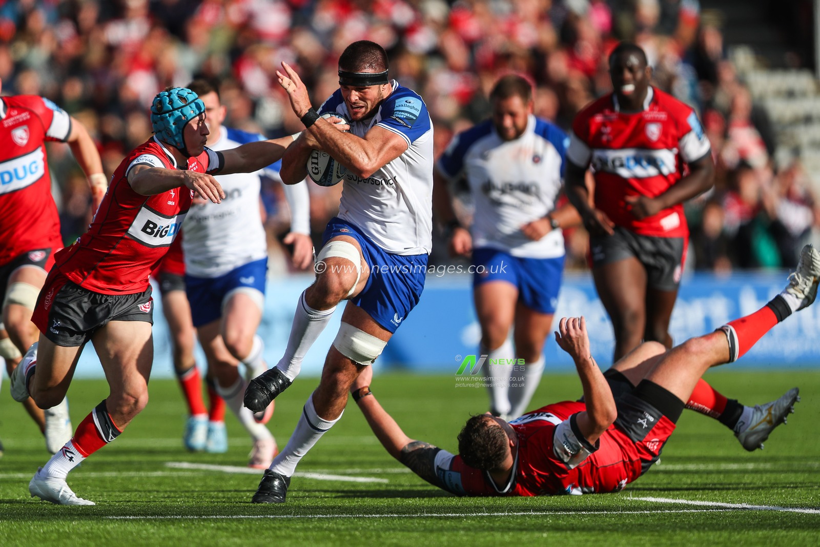 Josh Bayliss of Bath skips away from a challenge by Ciaran Knight of Gloucester during the Gallagher Premiership match Gloucester Rugby vs Bath Rugby at Kingsholm Stadium , Gloucester, United Kingdom, 12th October 2024

(Photo by Gareth Evans/News Images)