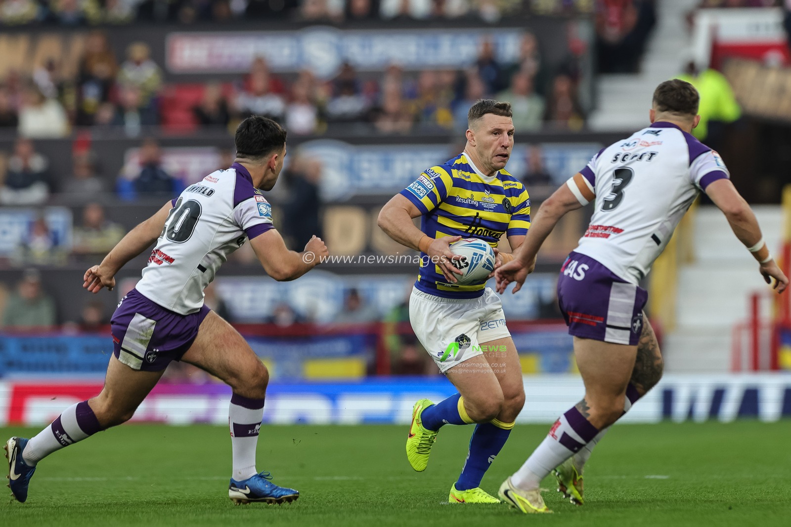 George Williams of Warrington Wolves breaks with the ball during the Betfred Super League Grand Final match Warrington Wolves vs Wakefield Trinity at Old Trafford, Manchester, United Kingdom on 03 October 2026

(Photo by Mark Cosgrove/News Images)