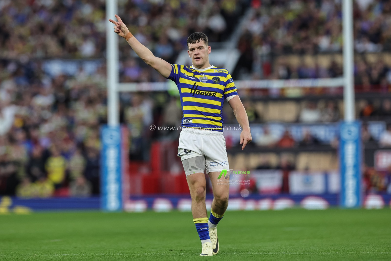 Josh Thewlis of Warrington Wolves gives teams mates instructions during the Betfred Super League Grand Final match Warrington Wolves vs Wakefield Trinity at Old Trafford, Manchester, United Kingdom on 03 October 2026

(Photo by Mark Cosgrove/News Images)