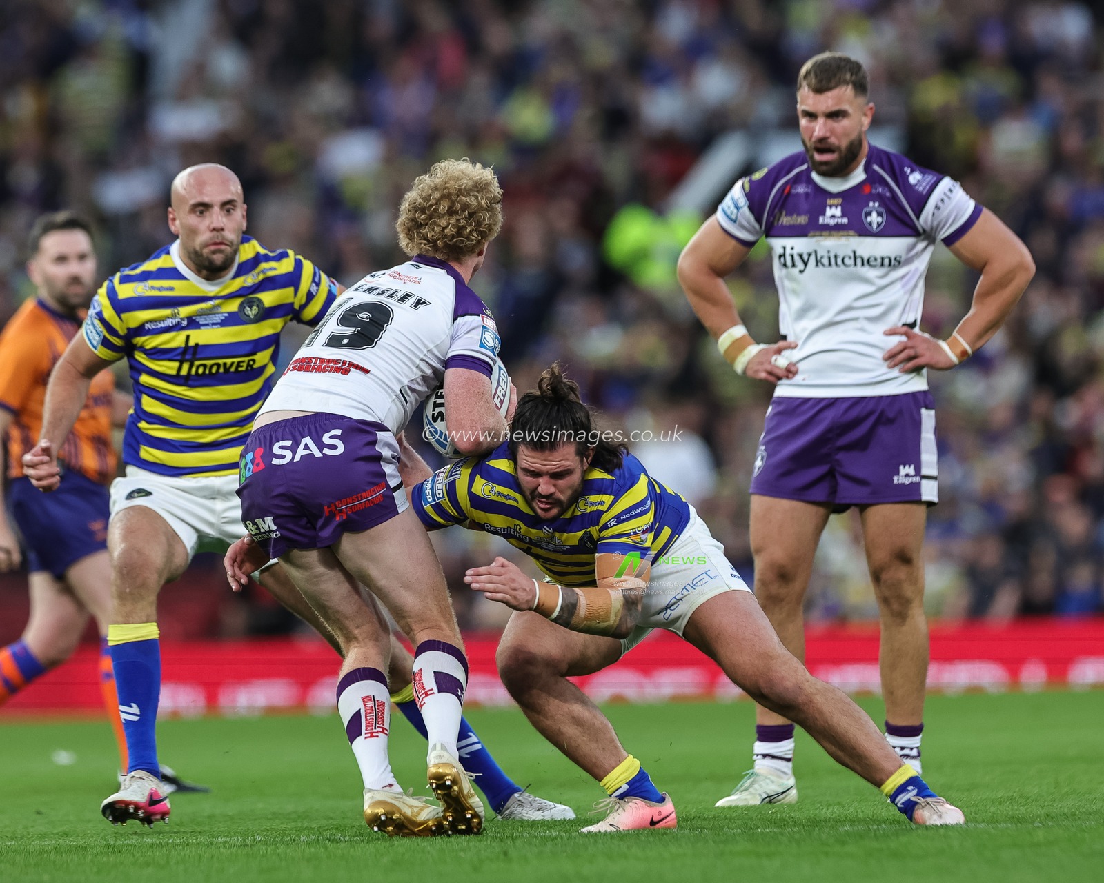 Lachlan Walmsley of Wakefield Trinity is tackled by James Bentley of Warrington Wolves during the Betfred Super League Grand Final match Warrington Wolves vs Wakefield Trinity at Old Trafford, Manchester, United Kingdom on 03 October 2026

(Photo by Mark Cosgrove/News Images