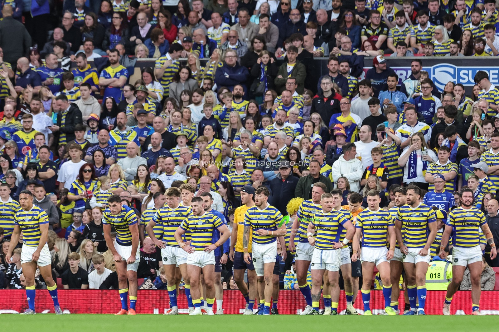 Warrington re-group after Trinity score a second try during the Betfred Super League Grand Final match Warrington Wolves vs Wakefield Trinity at Old Trafford, Manchester, United Kingdom on 03 October 2026

(Photo by Mark Cosgrove/News Images)