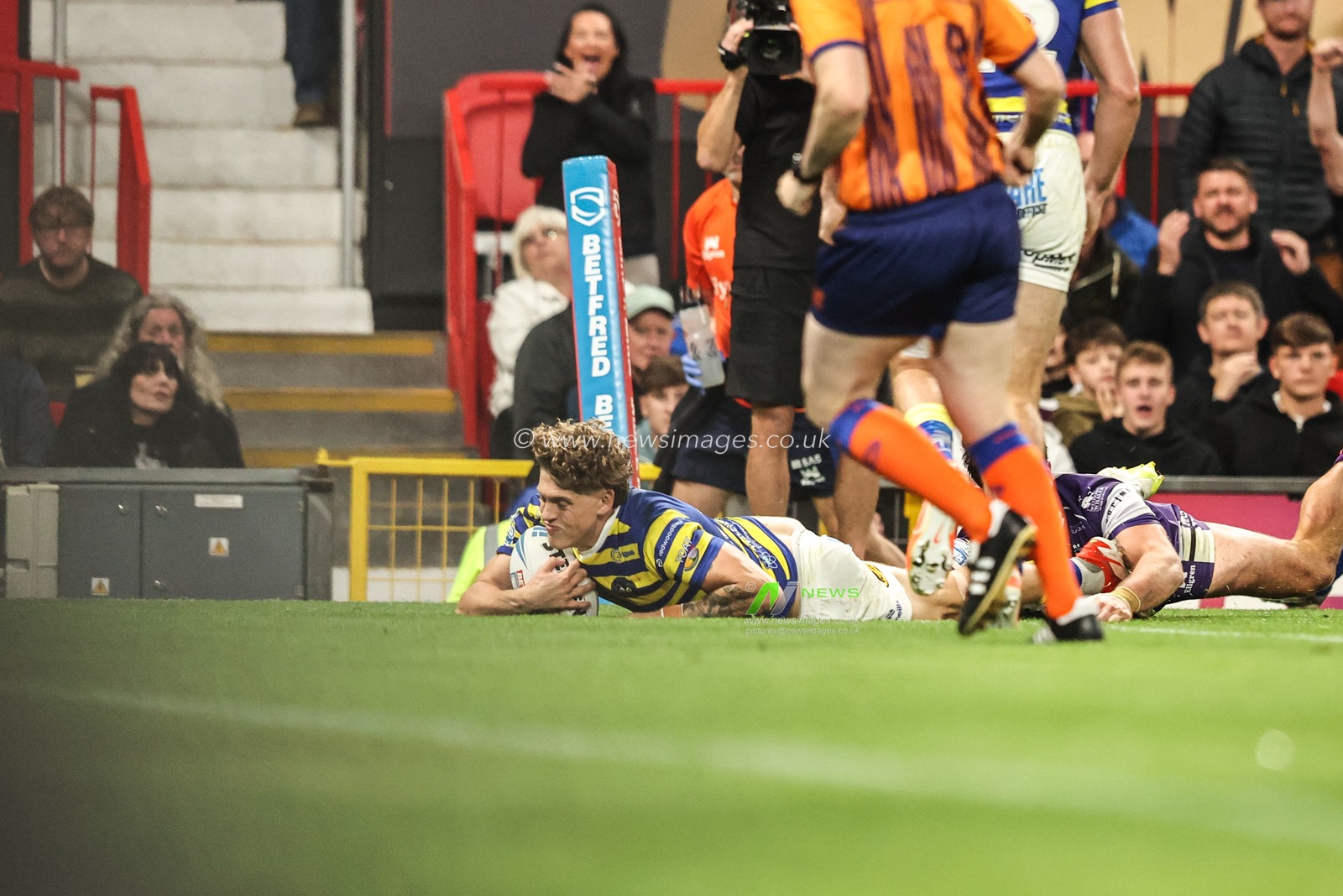 Arron Lindop of Warrington Wolves goes over for a try during the Betfred Super League Grand Final match Warrington Wolves vs Wakefield Trinity at Old Trafford, Manchester, United Kingdom on 03 October 2026

(Photo by Alfie Cosgrove/News Images)