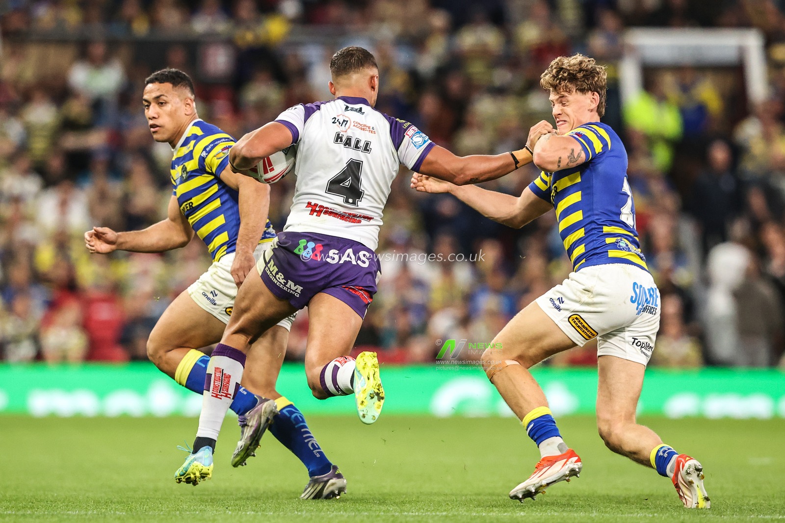 Corey Hall of Wakefield Trinity and Arron Lindop of Warrington Wolves battle for the ball during the Betfred Super League Grand Final match Warrington Wolves vs Wakefield Trinity at Old Trafford, Manchester, United Kingdom on 03 October 2026

(Photo by Alfie Cosgrove/News Images)