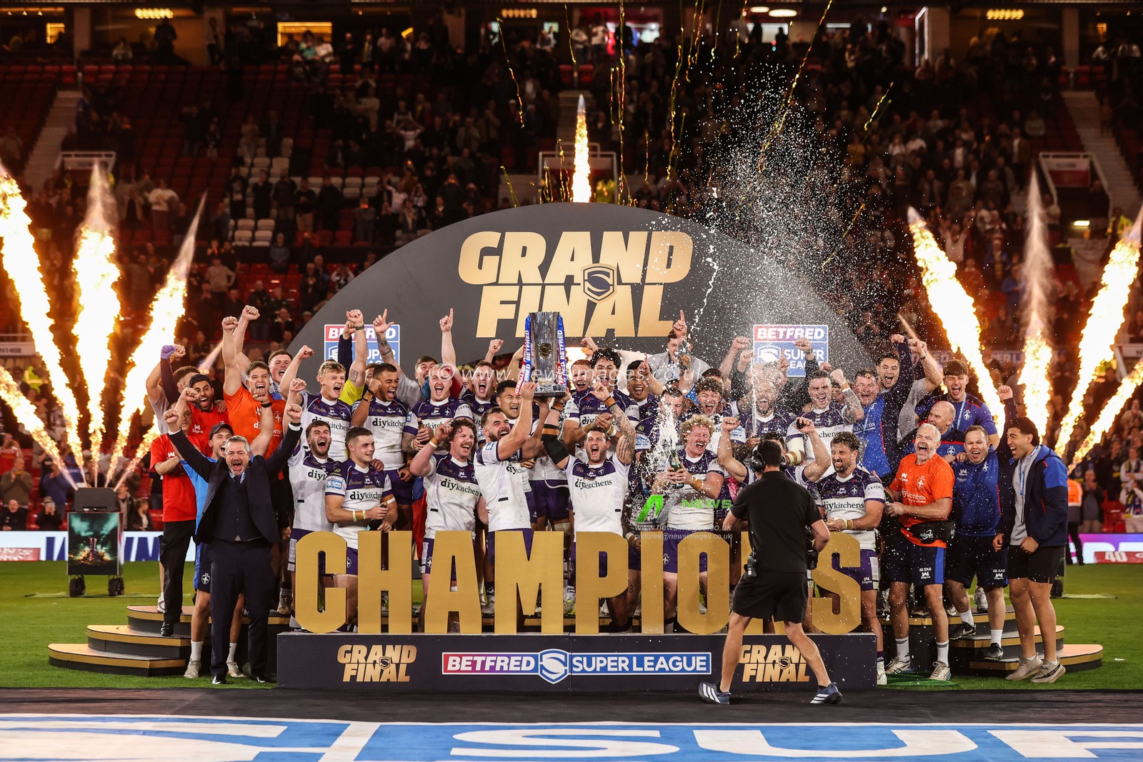 Wakefield Trinity lift that Betfred Super League Trophy after winning the Grand Final during the Betfred Super League Grand Final match Warrington Wolves vs Wakefield Trinity at Old Trafford, Manchester, United Kingdom on 03 October 2026

(Photo by Alfie Cosgrove/News Images)
