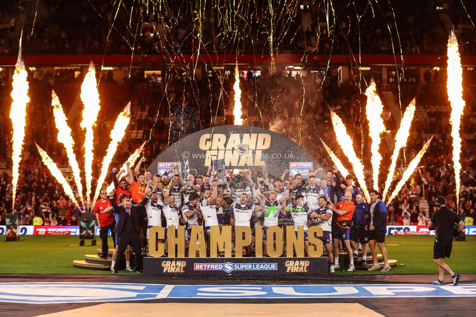 Wakefield Trinity lift that Betfred Super League Trophy after winning the Grand Final during the Betfred Super League Grand Final match Warrington Wolves vs Wakefield Trinity at Old Trafford, Manchester, United Kingdom on 03 October 2026

(Photo by Alfie Cosgrove/News Images)