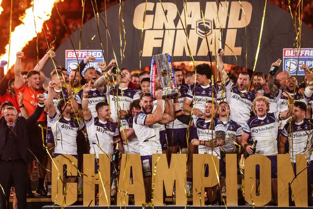 Wakefield Trinity lift that Betfred Super League Trophy after winning the Grand Final during the Betfred Super League Grand Final match Warrington Wolves vs Wakefield Trinity at Old Trafford, Manchester, United Kingdom on 03 October 2026

(Photo by Alfie Cosgrove/News Images)