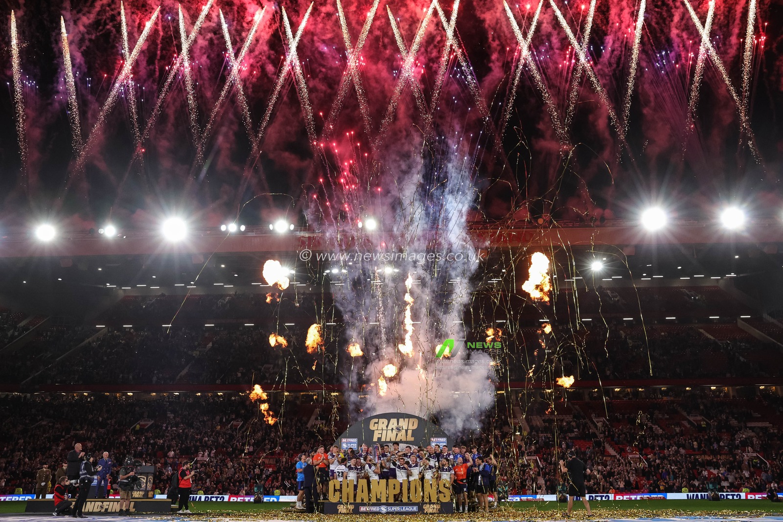 Mike McMeeken of Wakefield Trinity and his Wakefield Trinity teammates lift the Betfred Super League Grand Final Trophy during the Betfred Super League Grand Final match Warrington Wolves vs Wakefield Trinity at Old Trafford, Manchester, United Kingdom on 03 October 2026

(Photo by Mark Cosgrove/News Images)
