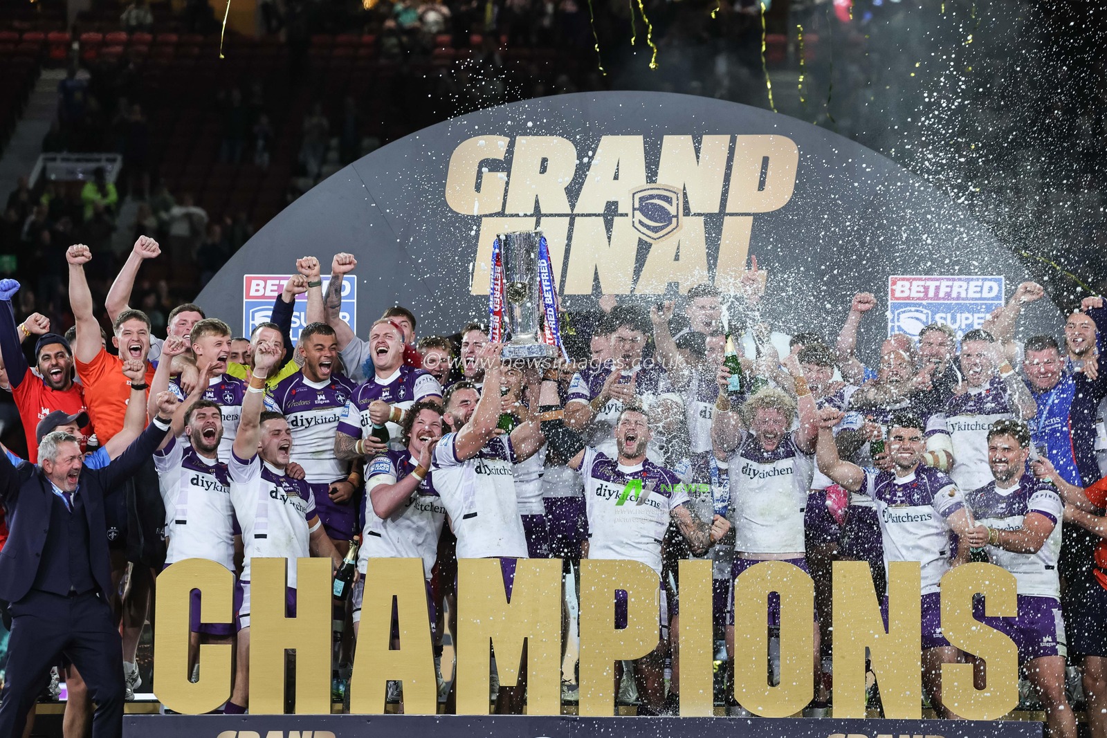 Mike McMeeken of Wakefield Trinity and his Wakefield Trinity teammates lift the Betfred Super League Grand Final Trophy during the Betfred Super League Grand Final match Warrington Wolves vs Wakefield Trinity at Old Trafford, Manchester, United Kingdom on 03 October 2026

(Photo by Mark Cosgrove/News Images)
