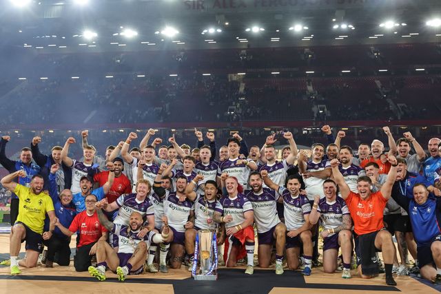 Mike McMeeken of Wakefield Trinity and his Wakefield Trinity teammates lift the Betfred Super League Grand Final Trophy during the Betfred Super League Grand Final match Warrington Wolves vs Wakefield Trinity at Old Trafford, Manchester, United Kingdom on 03 October 2026

(Photo by Mark Cosgrove/News Images)