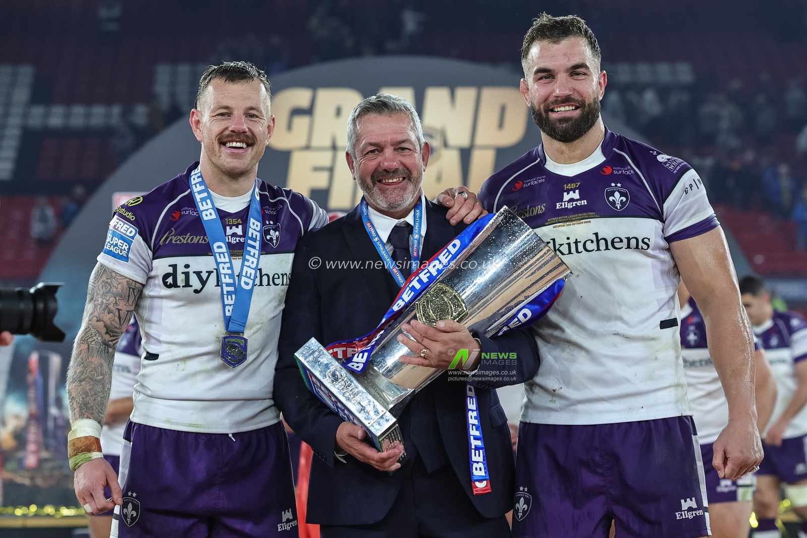Tom Johnstone of Wakefield Trinity Daryl Powell manager of Wakefield Trinity and Mike McMeeken of Wakefield Trinity with The Betfred Super League Grand Final Trophy during the Betfred Super League Grand Final match Warrington Wolves vs Wakefield Trinity at Old Trafford, Manchester, United Kingdom on 03 October 2026

(Photo by Mark Cosgrove/News Images)