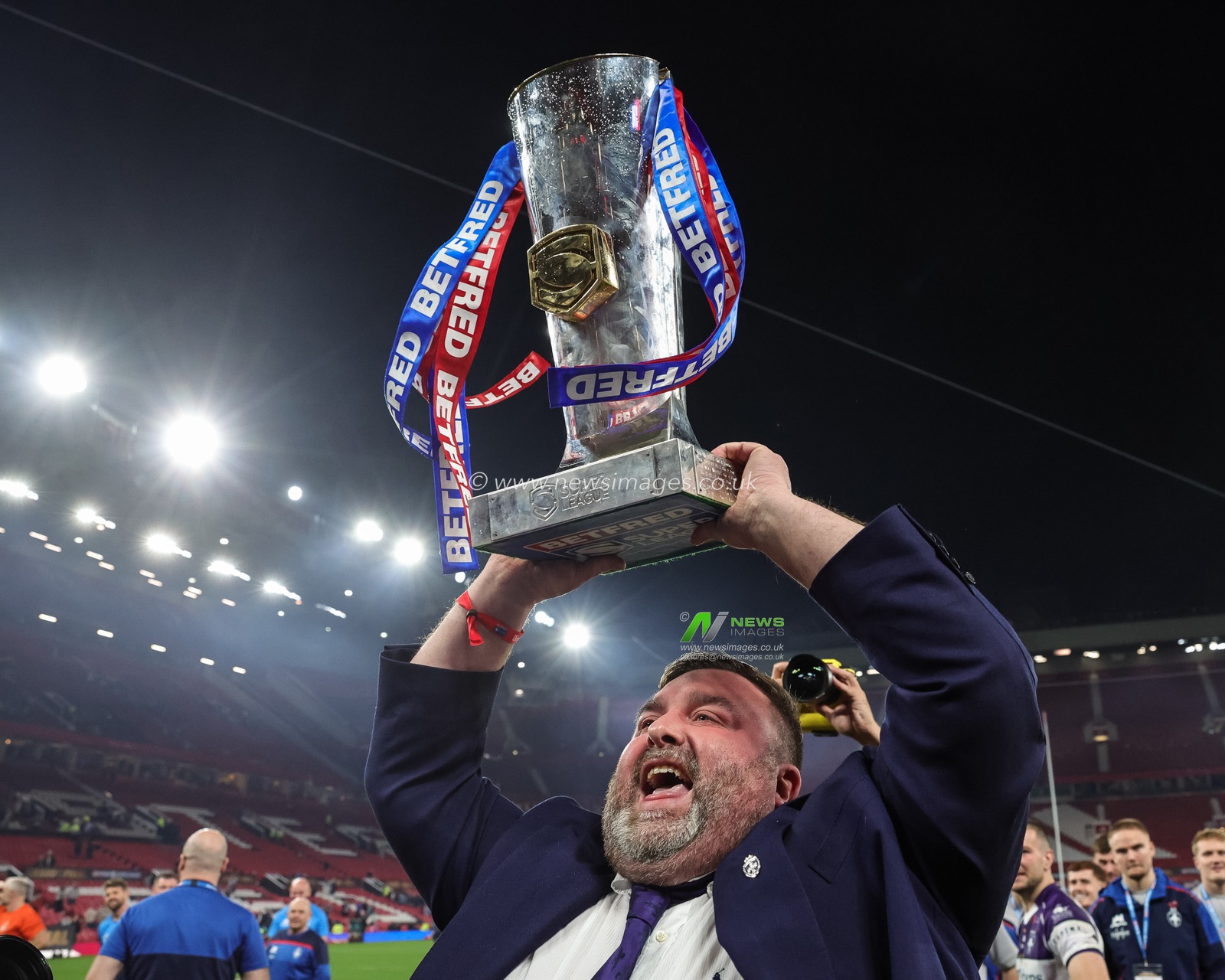 Matt Ellis Wakefield Trinity owner lifts The Betfred Super League Grand Final Trophy during the Betfred Super League Grand Final match Warrington Wolves vs Wakefield Trinity at Old Trafford, Manchester, United Kingdom on 03 October 2026

(Photo by Mark Cosgrove/News Images)