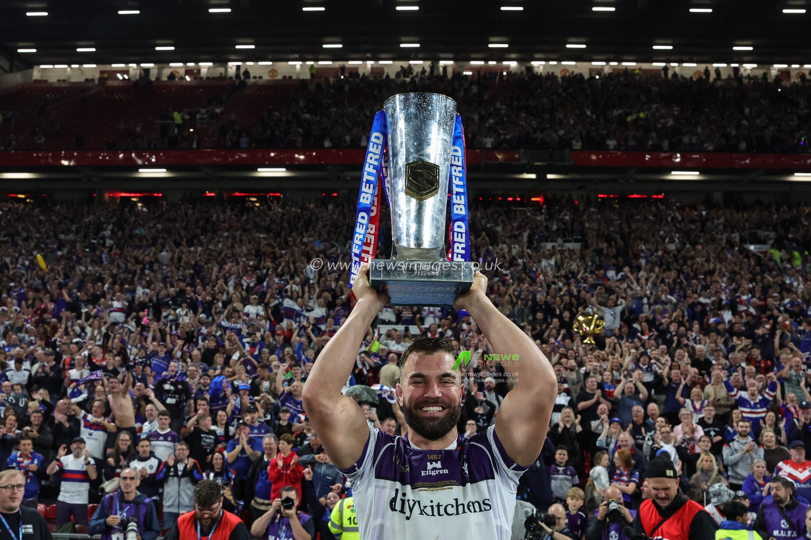 Mike McMeeken of Wakefield Trinity lifts The Betfred Super League Grand Final Trophy during the Betfred Super League Grand Final match Warrington Wolves vs Wakefield Trinity at Old Trafford, Manchester, United Kingdom on 03 October 2026

(Photo by Mark Cosgrove/News Images)