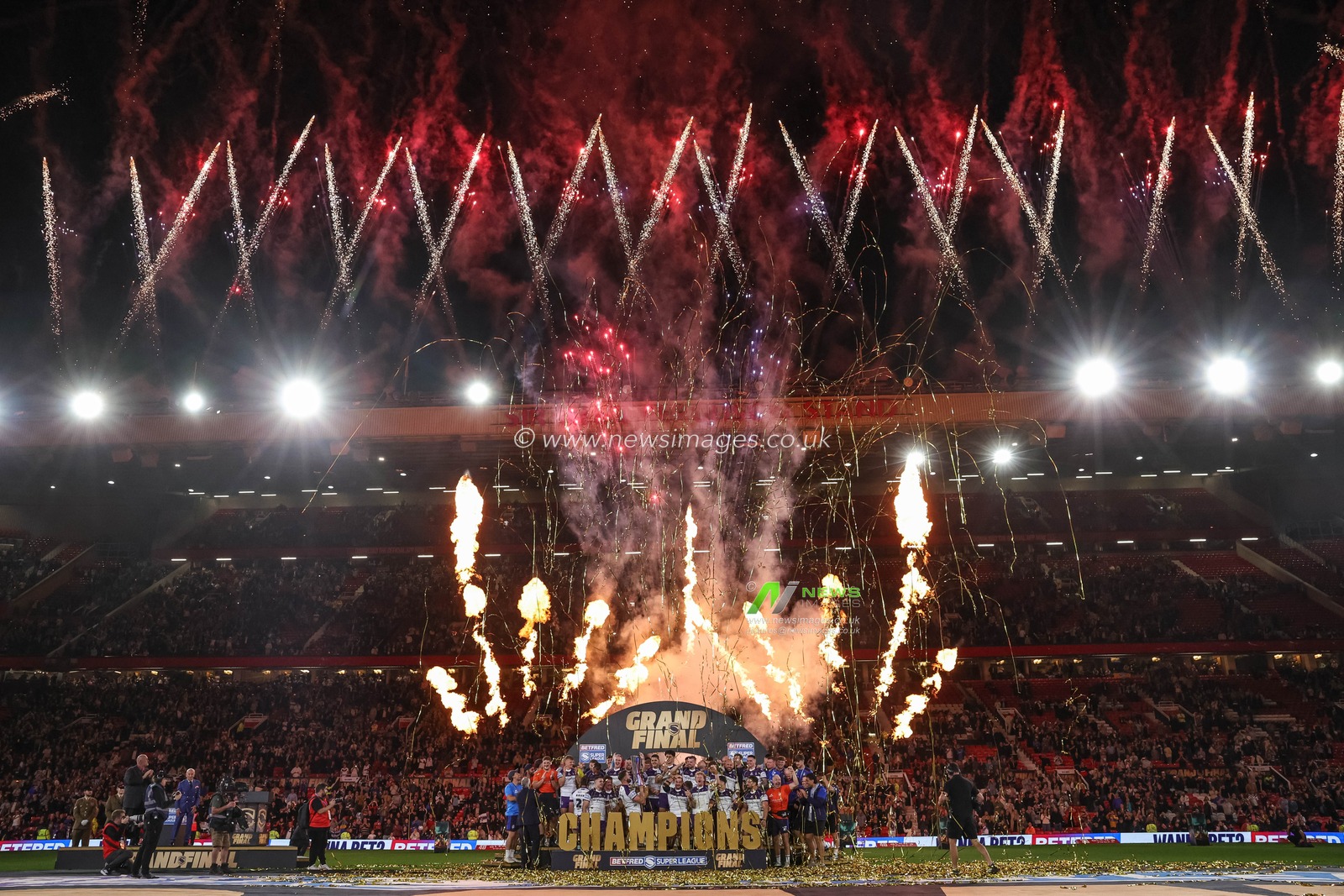 Mike McMeeken of Wakefield Trinity and his Wakefield Trinity teammates lift the Betfred Super League Grand Final Trophy during the Betfred Super League Grand Final match Warrington Wolves vs Wakefield Trinity at Old Trafford, Manchester, United Kingdom on 03 October 2026

(Photo by Mark Cosgrove/News Images)