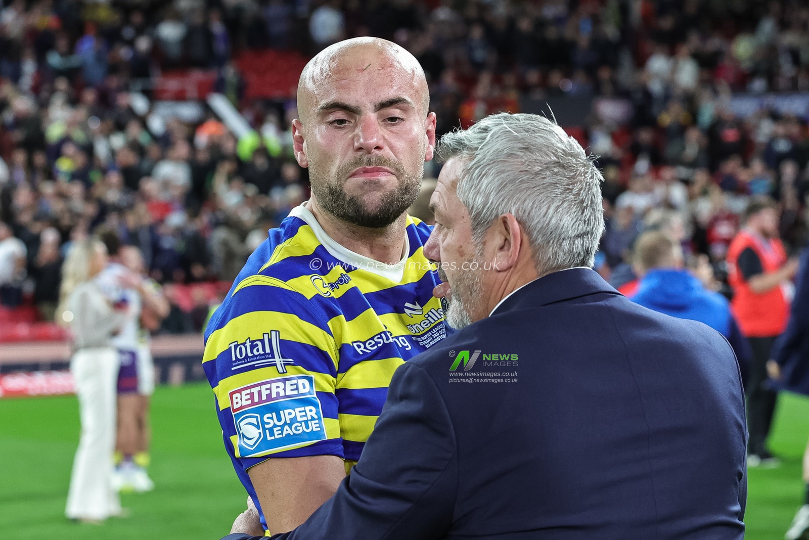 Daryl Powell manager of Wakefield Trinity consoles James Harrison of Warrington Wolves during the Betfred Super League Grand Final match Warrington Wolves vs Wakefield Trinity at Old Trafford, Manchester, United Kingdom on 03 October 2026

(Photo by Mark Cosgrove/News Images)