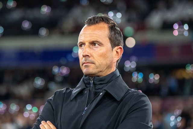 Julien Stephan (Head Coach) of QPR looks on before the Sky Bet Championship match West Ham United vs Queens Park Rangers at London Stadium, London, United Kingdom on 09 October 2026

(Photo by Mike Turner/News Images)