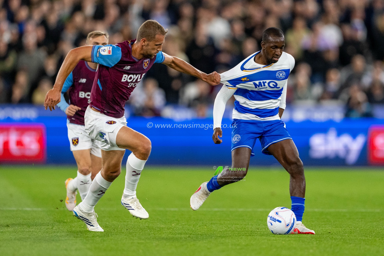 Tomáš Souček of West Ham United Glen Kamara of QPR during the Sky Bet Championship match West Ham United vs Queens Park Rangers at London Stadium, London, United Kingdom on 09 October 2026

(Photo by Mike Turner/News Images)