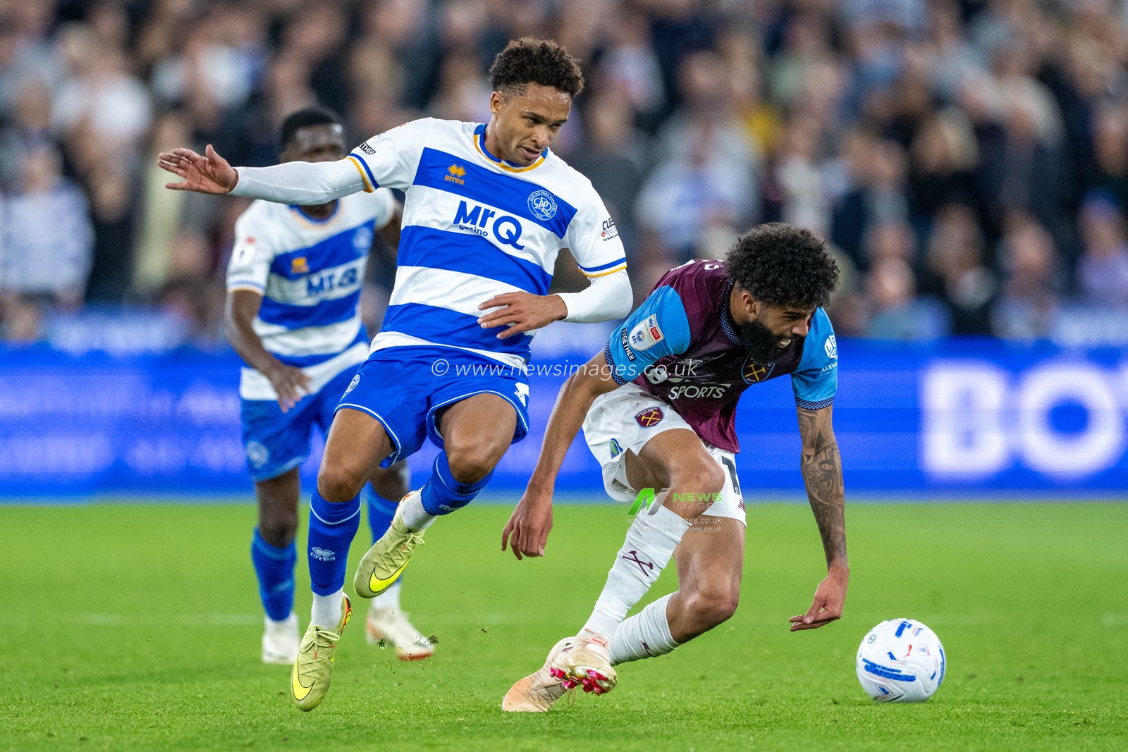 Kealey Adamson of QPR challenges Pablo of West Ham United during the Sky Bet Championship match West Ham United vs Queens Park Rangers at London Stadium, London, United Kingdom on 09 October 2026

(Photo by Mike Turner/News Images)
