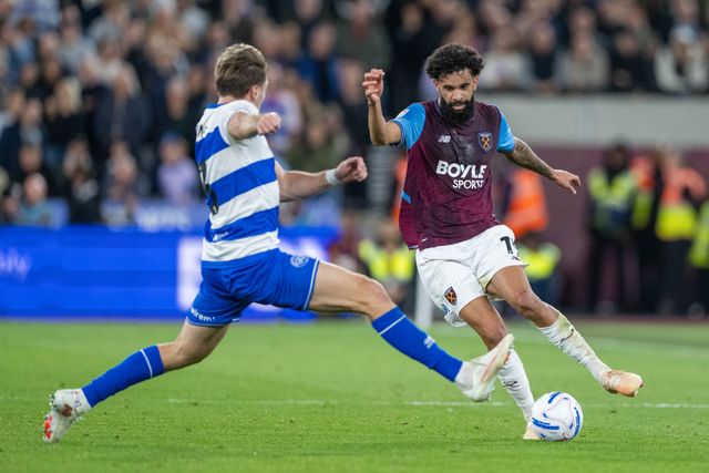Jimmy Dunne (c) of QPR challenges Pablo of West Ham United during the Sky Bet Championship match West Ham United vs Queens Park Rangers at London Stadium, London, United Kingdom on 09 October 2026

(Photo by Mike Turner/News Images)