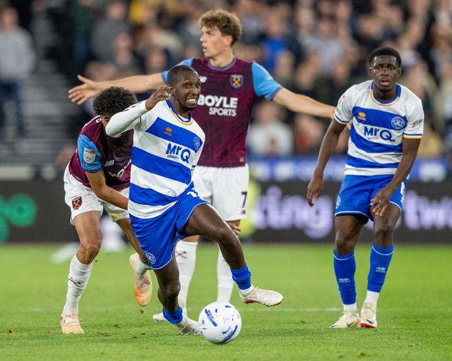 Glen Kamara of QPR breaks clear under pressure during the Sky Bet Championship match West Ham United vs Queens Park Rangers at London Stadium, London, United Kingdom on 09 October 2026

(Photo by Mike Turner/News Images)