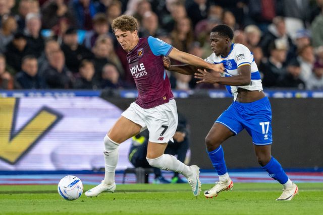 Arne Engels of West Ham United breaks forward under pressure from Kwame Poku of QPR during the Sky Bet Championship match West Ham United vs Queens Park Rangers at London Stadium, London, United Kingdom on 09 October 2026

(Photo by Mike Turner/News Images)
