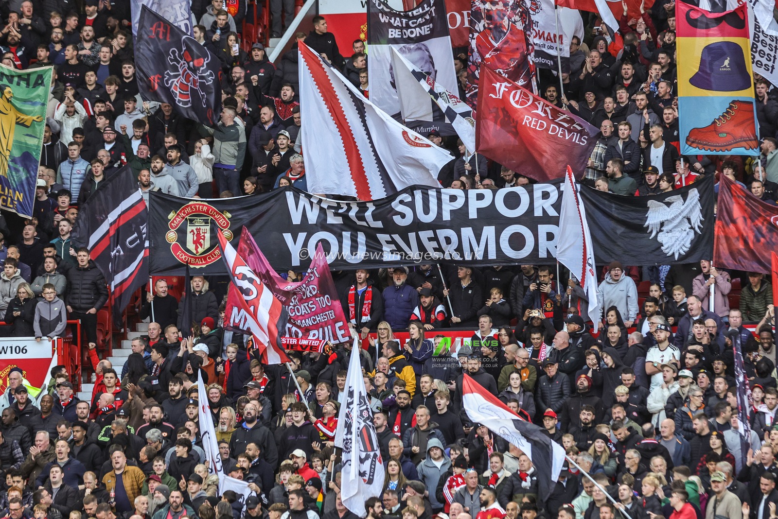 Manchester United fans hold up flags before the Premier League match Manchester United vs Tottenham Hotspur at Old Trafford, Manchester, United Kingdom on 10 October 2026

(Photo by Mark Cosgrove/News Images)