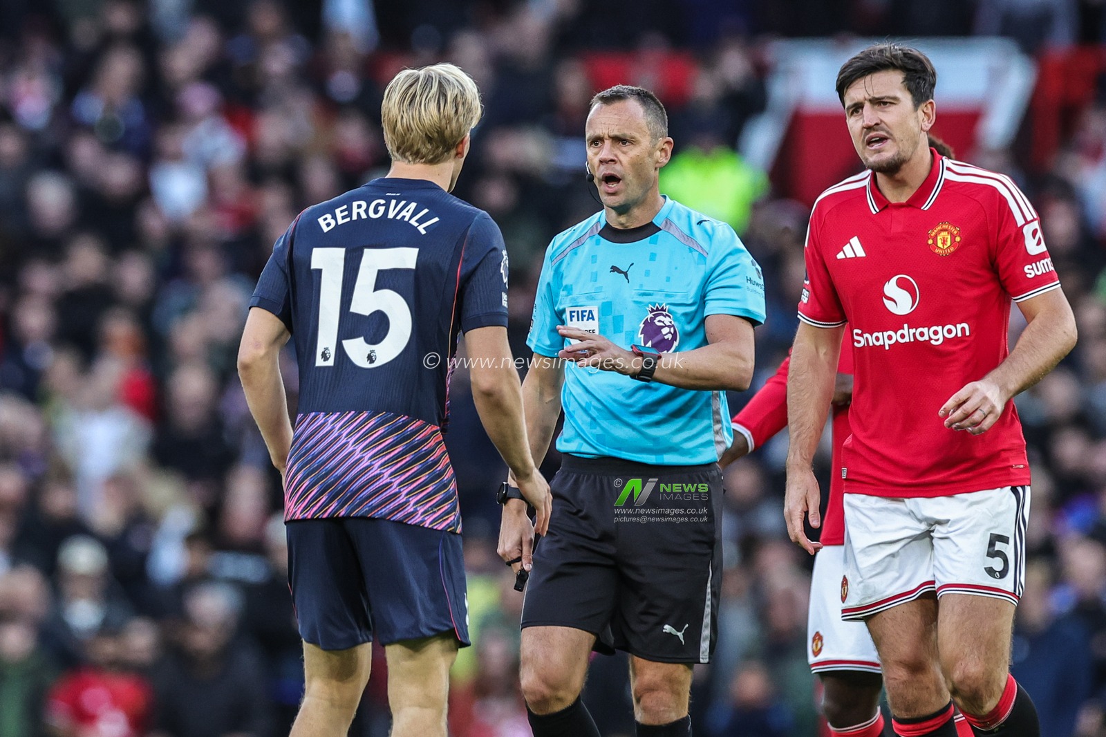 Referee Stuart Attwell has a word with Lucas Bergvall of Tottenham Hotspur during the Premier League match Manchester United vs Tottenham Hotspur at Old Trafford, Manchester, United Kingdom on 10 October 2026

(Photo by Mark Cosgrove/News Images)