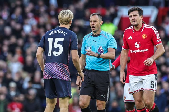 Referee Stuart Attwell has a word with Lucas Bergvall of Tottenham Hotspur during the Premier League match Manchester United vs Tottenham Hotspur at Old Trafford, Manchester, United Kingdom on 10 October 2026

(Photo by Mark Cosgrove/News Images)