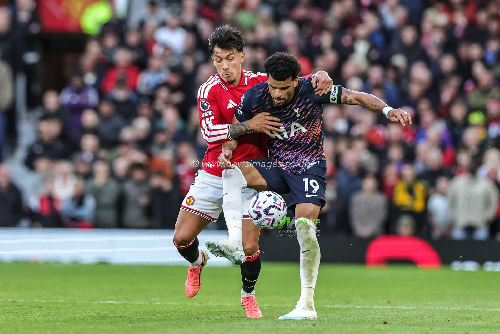 Lisandro Martinez of Manchester United and Dominic Solanke of Tottenham Hotspur battle for the ball during the Premier League match Manchester United vs Tottenham Hotspur at Old Trafford, Manchester, United Kingdom on 10 October 2026

(Photo by Mark Cosgrove/News Images)