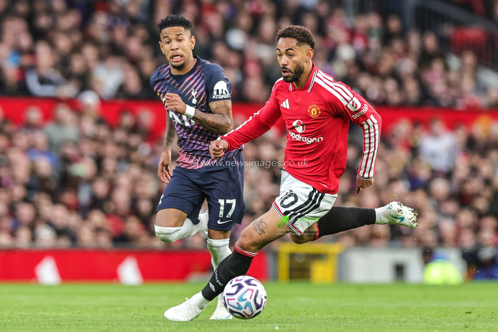 Matheus Cunha of Manchester United breaks with the ball during the Premier League match Manchester United vs Tottenham Hotspur at Old Trafford, Manchester, United Kingdom on 10 October 2026

(Photo by Mark Cosgrove/News Images)