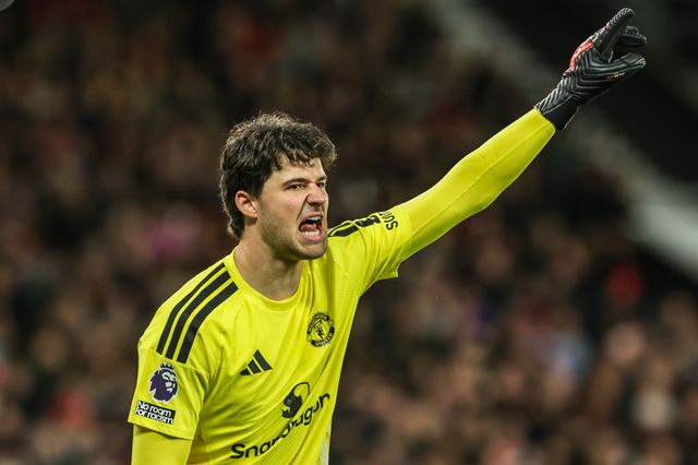 Manchester United goalkeeper Senne Lammens gives his team instructions during the Premier League match Manchester United vs Tottenham Hotspur at Old Trafford, Manchester, United Kingdom on 10 October 2026

(Photo by Mark Cosgrove/News Images)