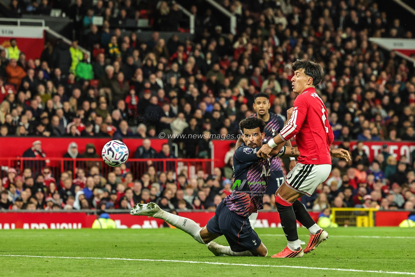 Dominic Solanke of Tottenham Hotspur scores to make it 1-1 during the Premier League match Manchester United vs Tottenham Hotspur at Old Trafford, Manchester, United Kingdom on 10 October 2026

(Photo by Mark Cosgrove/News Images)