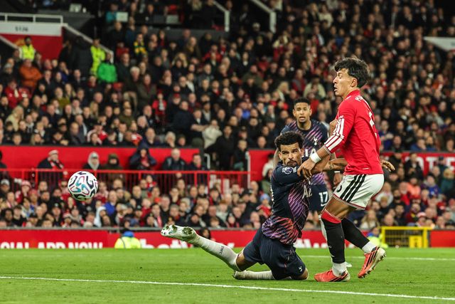 Dominic Solanke of Tottenham Hotspur scores to make it 1-1 during the Premier League match Manchester United vs Tottenham Hotspur at Old Trafford, Manchester, United Kingdom on 10 October 2026

(Photo by Mark Cosgrove/News Images)