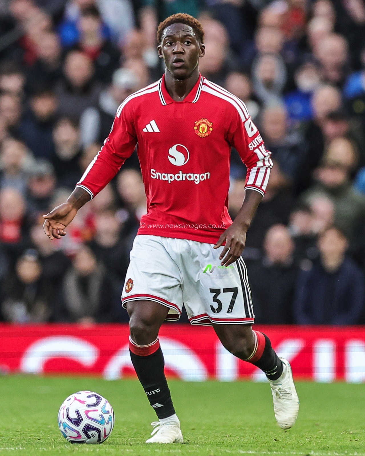 Kobbie Mainoo of Manchester United during the Premier League match Manchester United vs Tottenham Hotspur at Old Trafford, Manchester, United Kingdom on 10 October 2026

(Photo by Mark Cosgrove/News Images)