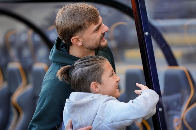Kiernan Dewsbury-Hall of Everton takes photo with a young fan during the Premier League match Hull City vs Everton at MKM Stadium, Hull, United Kingdom on 11 October 2026

(Photo by Maynard Manyowa/News Images)