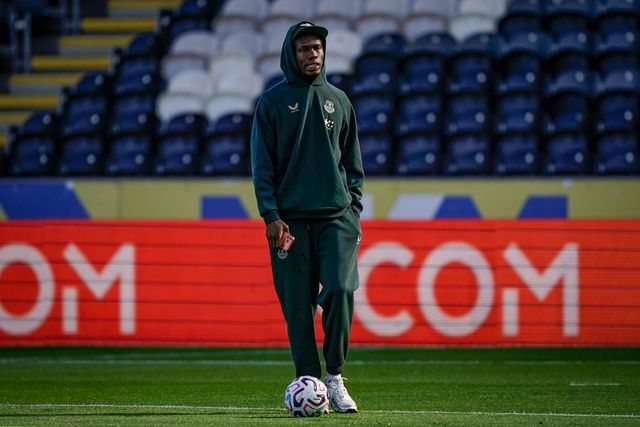 Thierno Barry of Everton juggles the ball as he inspects the pitch prior to kick off during the Premier League match Hull City vs Everton at MKM Stadium, Hull, United Kingdom on 11 October 2026

(Photo by Maynard Manyowa/News Images)